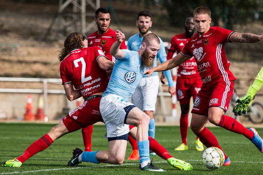 Malmö FFs Jo Inge Berget faller i straffområdet