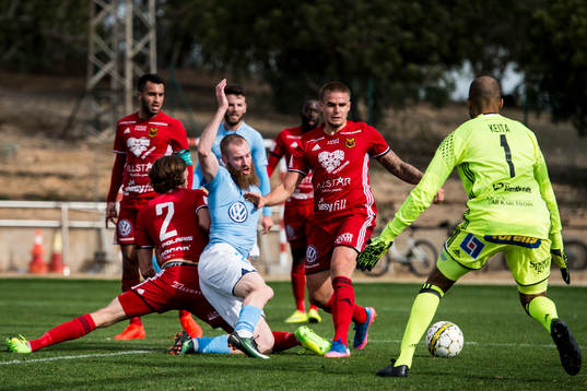 Malmö FFs Jo Inge Berget faller i straffområdet