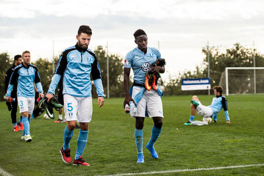 Malmö FFs Erdal Rakip och Pa Konate deppar när dom