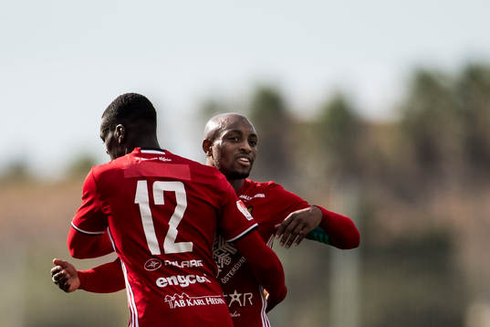 Östersunds Ken Sema och Fouad Bachirou jublar