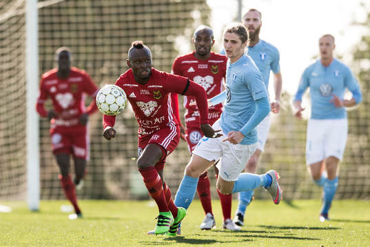 Östersunds Sam Mensiro och Malmö FFs Pawel Cibicki