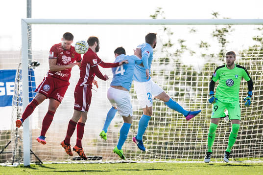 Östersunds Douglas Bergqvist och Malmö FFs Behrang Safari