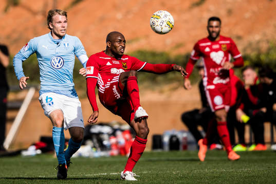 Malmö FFs Oscar Lewicki och Östersunds Fouad Bachirou
