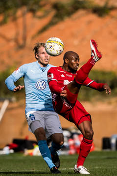 Malmö FFs Oscar Lewicki och Östersunds Fouad Bachirou