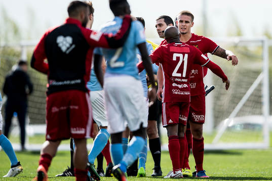 Östersunds Douglas Bergqvist och Fouad Bachirou jublar