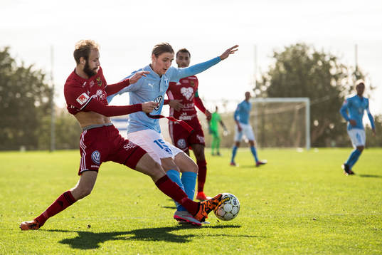 Malmö FFs Pawel Cibicki och Östersunds Curtis Edwards