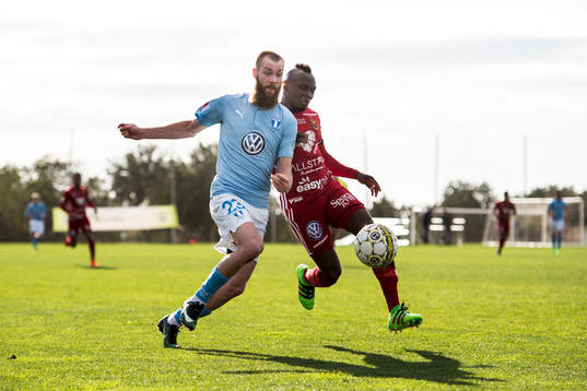 Malmö FFs Jo Inge Berget och Östersunds Sam Mensiro