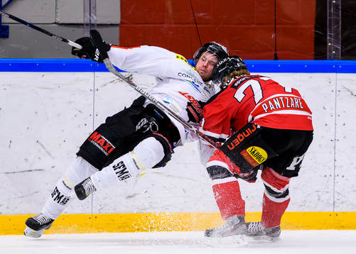 Piteås Isak Pantzare tacklar Asplövens Henrik Marklund