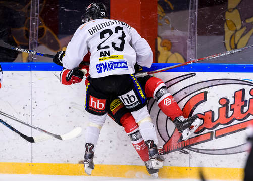 Asplövens Anton Grundström tacklar Piteås David