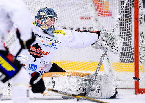 Asplövens målvakt Jesper Eriksson kan inte stoppa Piteås