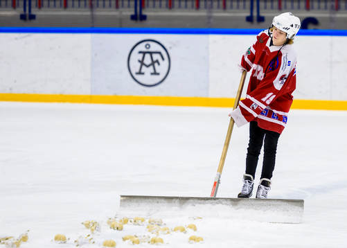 Palt skrapas upp från isen