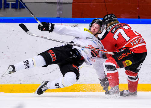 Piteås Isak Pantzare tacklar Asplövens Henrik Marklund