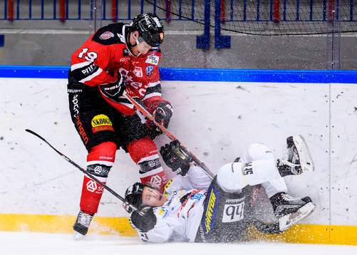 Piteås David Pettersson tacklar omkull Asplövens Jesse