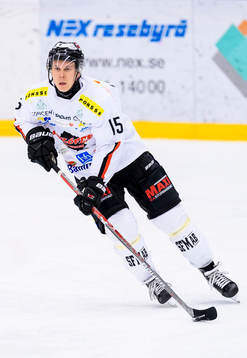 Asplövens Eetu Heikkinen med pucken