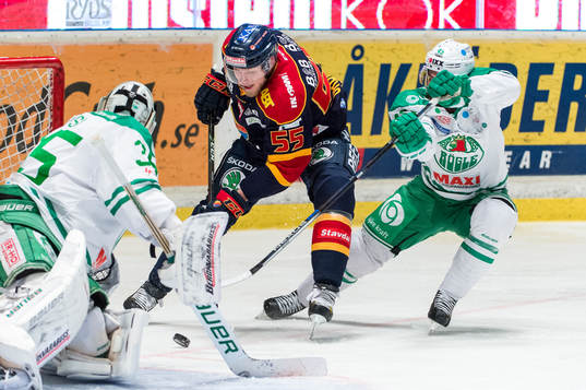 Djurgårdens Alexander Urbom bryter in framför mål