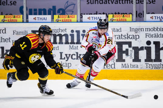 Brynäs Kevin Clark i kamp om pucken med Luleås Anton