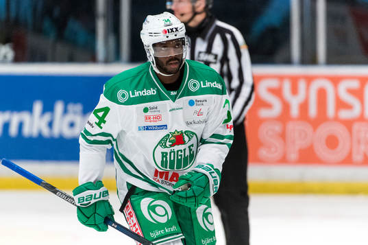 Rögles Edwin Hedberg på väg till båset
