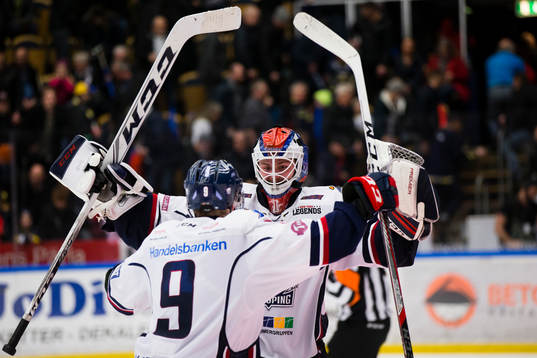 Linköpings Anton Karlsson och målvakt Marcus Högberg