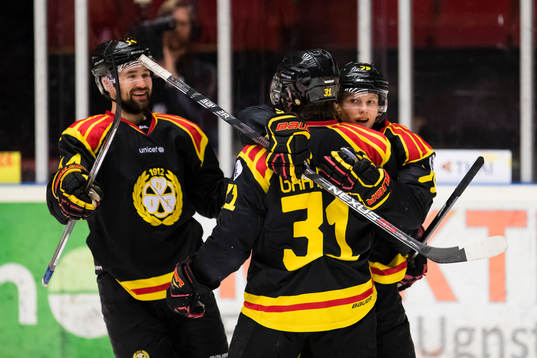 Brynäs Jonathan Granström gör 4-1 och gratuleras av