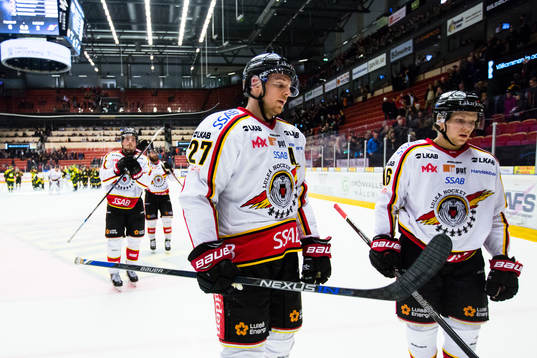 Luleås Brendan Mikkelson och Einar Emanuelsson  (h) ser