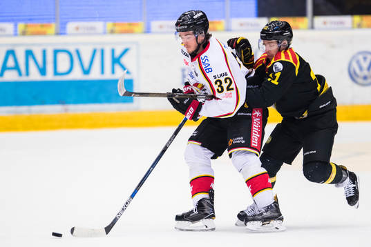 Luleås Oscar Engsund i kamp om pucken med Brynäs Kevin