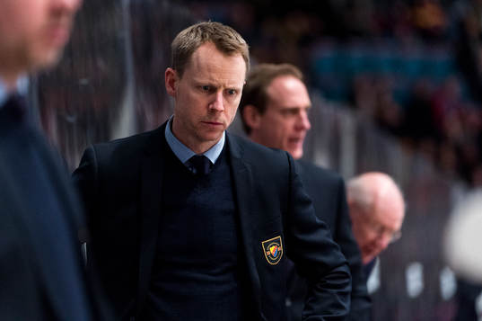 Djurgårdens tränare Robert Ohlsson i båset