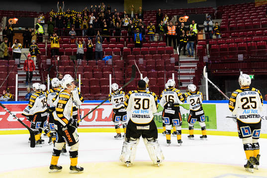 Skellefteås spelare jublar och tackar sina supporters