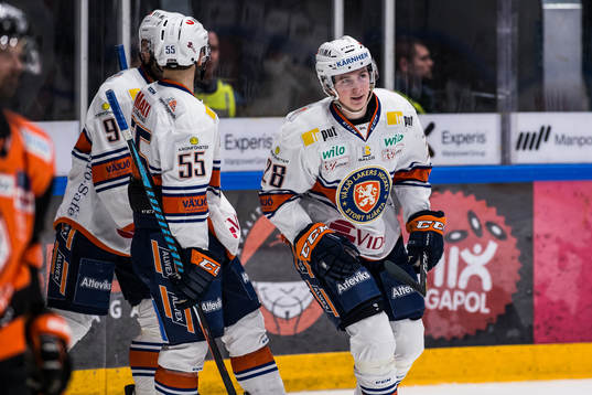 Växjös Nils Carnbäck  jublar