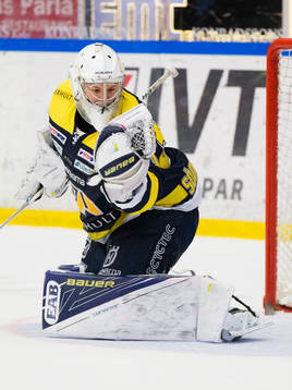 s målvakt Linus Söderström räddar