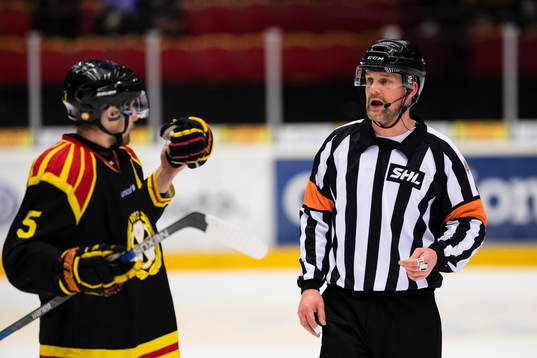 Domare Mikael Nord samtalar med Brynäs Lukas Kilström