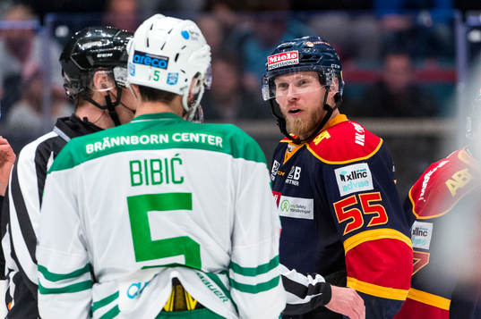 Djurgårdens Alexander Urbom och Rögles Alen Bibic i samtal