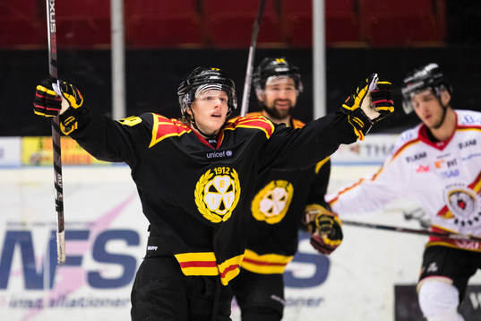 Brynäs Daniel Mannberg firar 4-1 målet som gjordes av