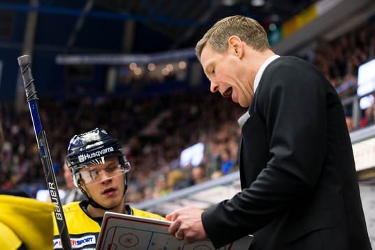 s Jacob Cederholm får instruktioner av HV71:s assisterande
