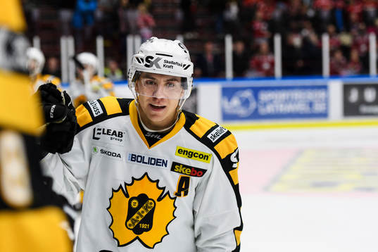 Skellefteås Pär Lindholm jublar med båset