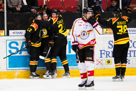 a vänster) gör 2-1 och gratuleras av Gustaf Thorell (v),