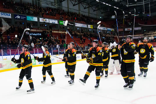 Brynäs spelare firar segern