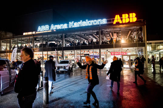 ABB arena utvändigt innan ishockeymatchen i SHL mellan
