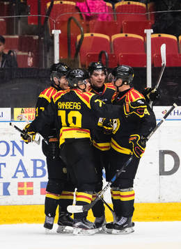 a höger) gör 6-2 och gratuleras av lagkamrater