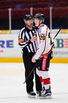 Domare Mikael Nord samtalar med Luleås Gustav Rydahl