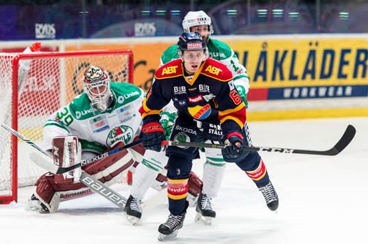 Djurgårdens Markus Ljungh framför mål