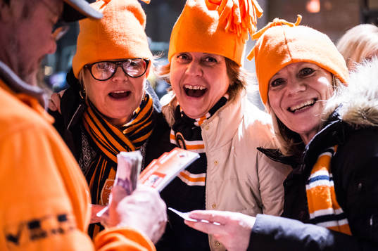 supportrar innan ishockeymatchen i SHL mellan Karlskrona