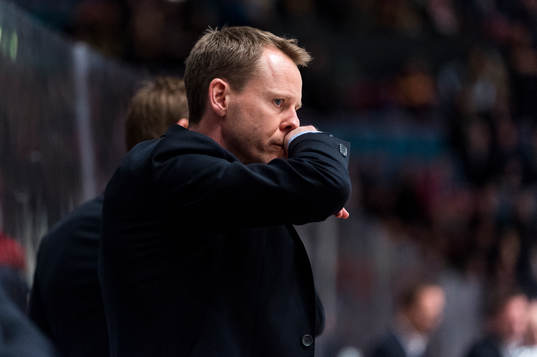 Djurgårdens tränare Robert Ohlsson i båset