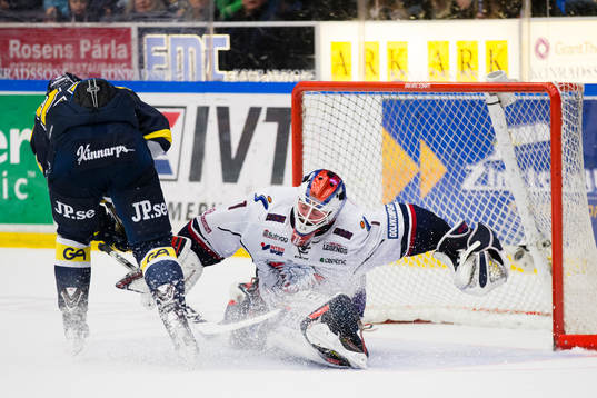 Linköpings målvakt Marcus Högberg stoppar en straff