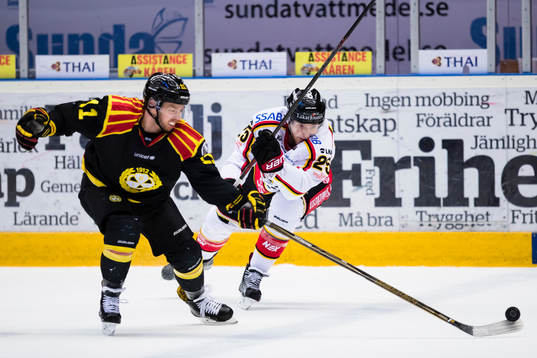Brynäs Kevin Clark i kamp om pucken med Luleås Anton