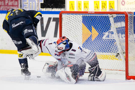 Linköpings målvakt Marcus Högberg stoppar en straff