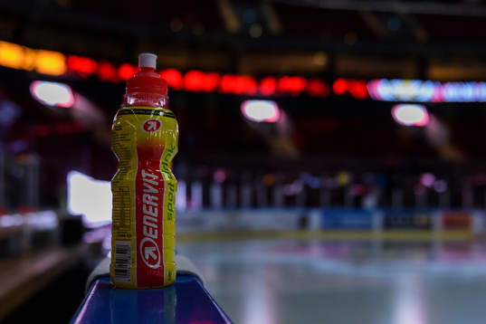 En flaska med sportdryck