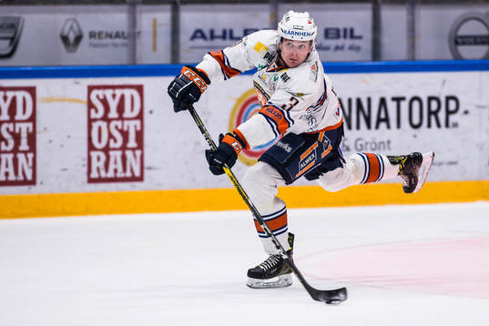 Växjös Oliver Bohm  skjuter