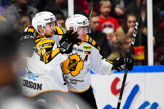 Skellefteås Marcus Pettersson och Pär Lindholm jublar