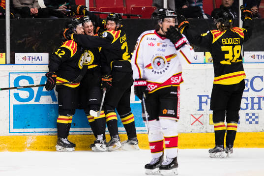 a vänster) gör 2-1 och gratuleras av Gustaf Thorell (v),