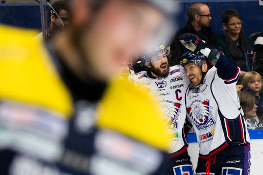Linköpings Niklas Persson och Anssi Salmela jublar
